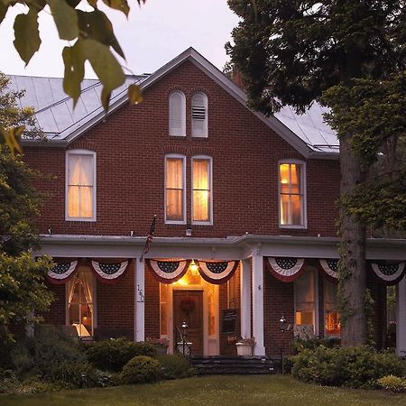 South Court Inn Лурей Екстериор снимка