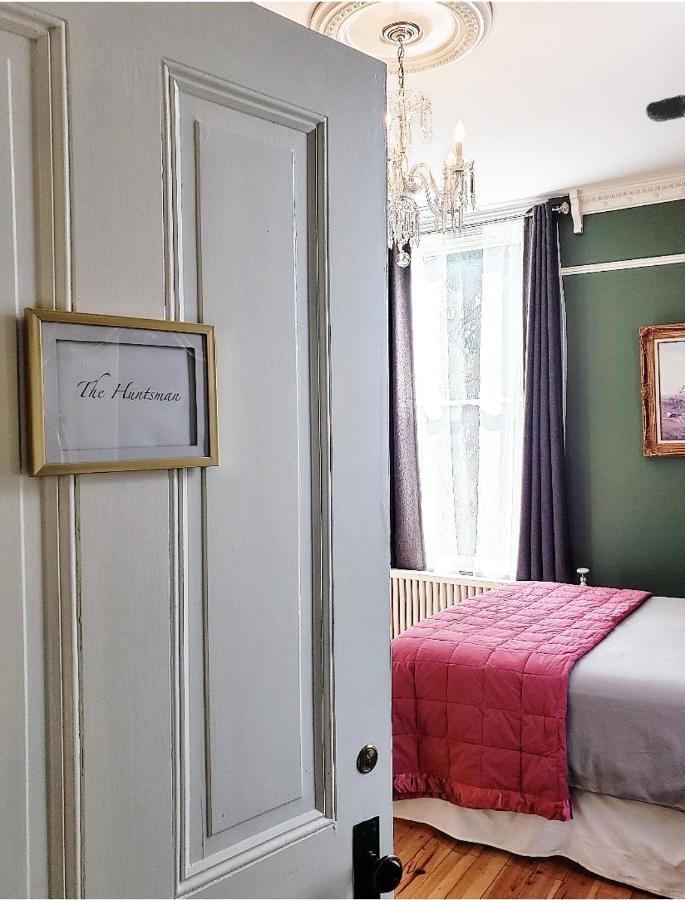 South Court Inn Лурей Екстериор снимка