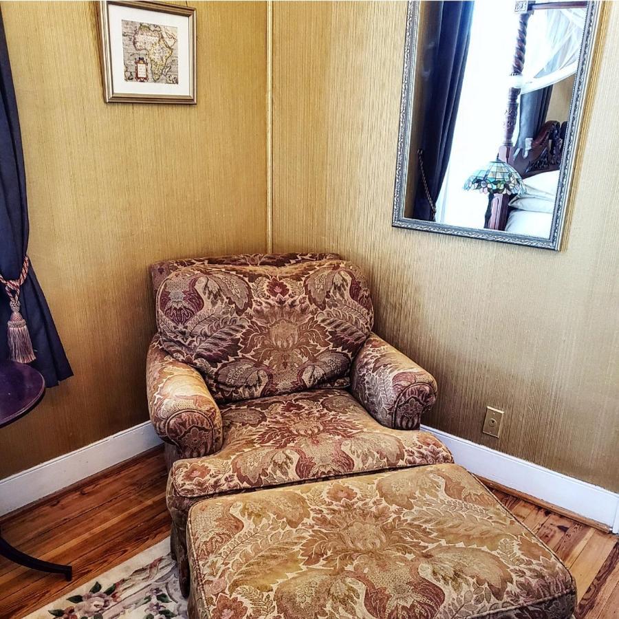 South Court Inn Лурей Екстериор снимка