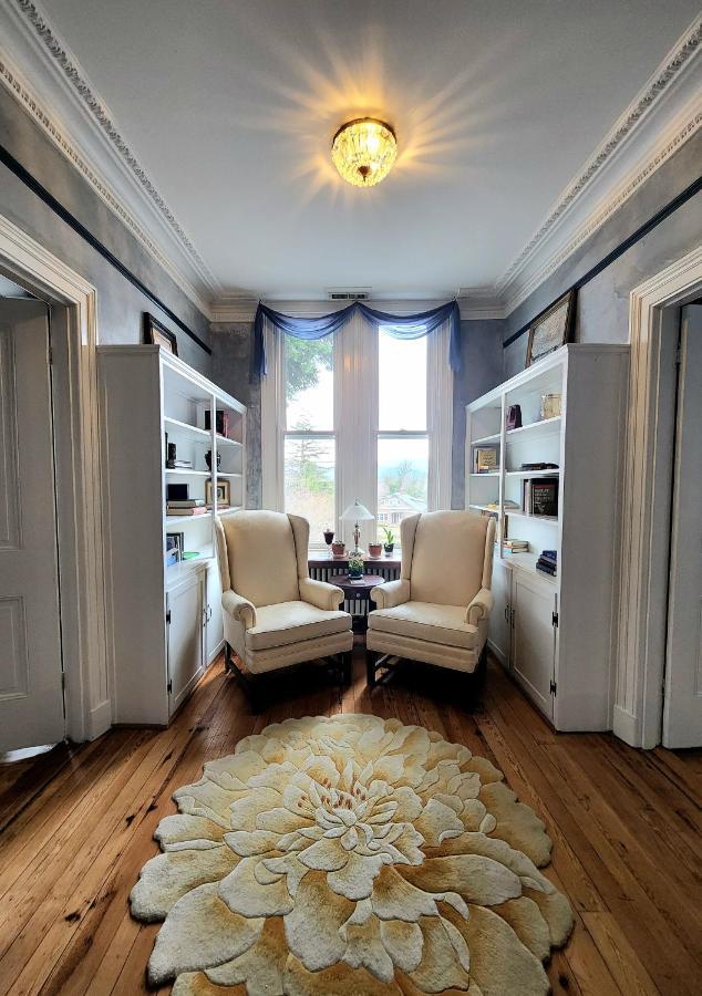 South Court Inn Лурей Екстериор снимка