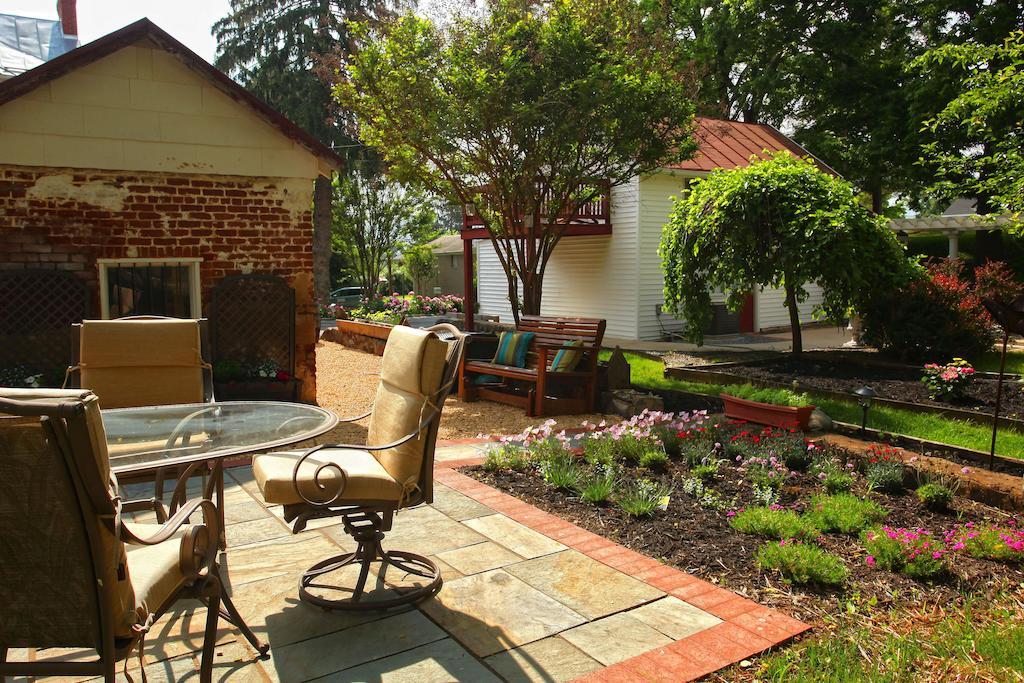 South Court Inn Лурей Екстериор снимка