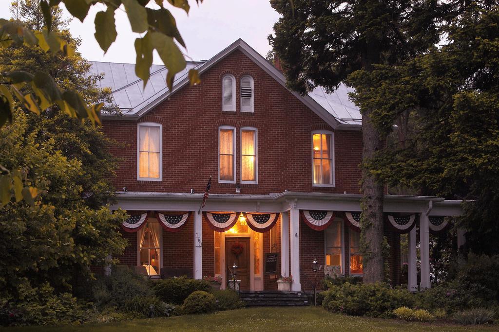 South Court Inn Лурей Екстериор снимка