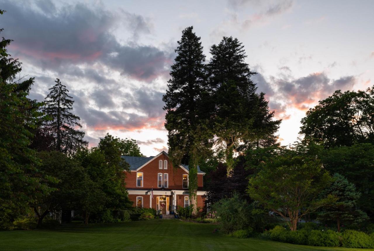 South Court Inn Лурей Екстериор снимка
