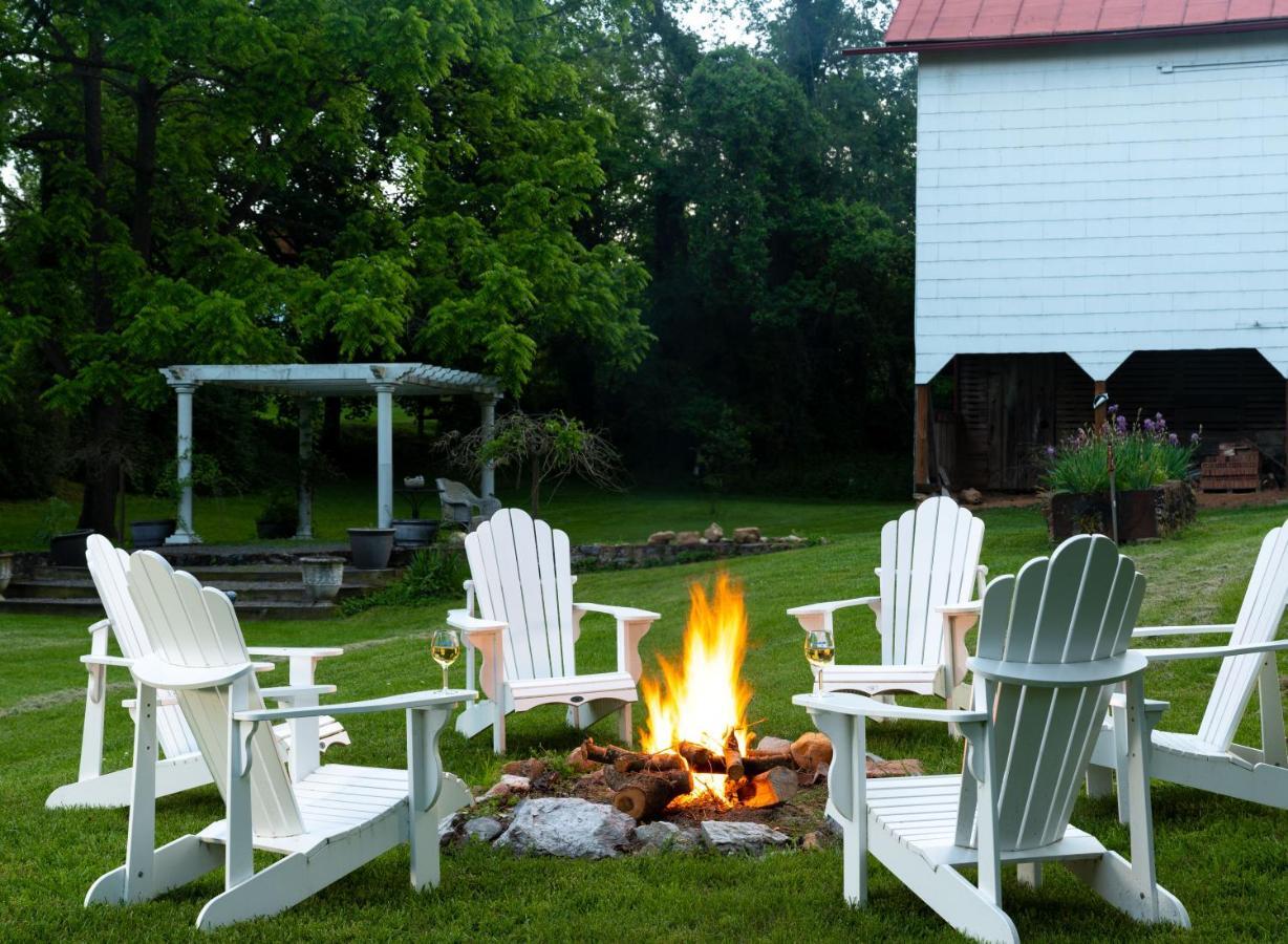 South Court Inn Лурей Екстериор снимка