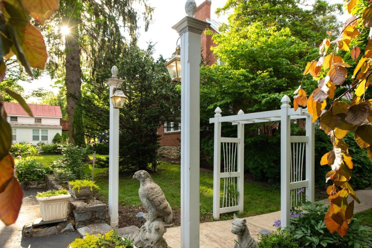 South Court Inn Лурей Екстериор снимка
