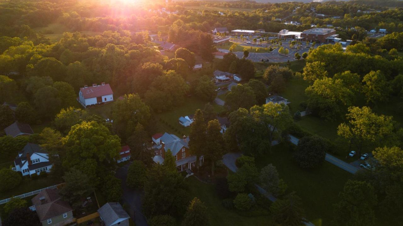 South Court Inn Лурей Екстериор снимка