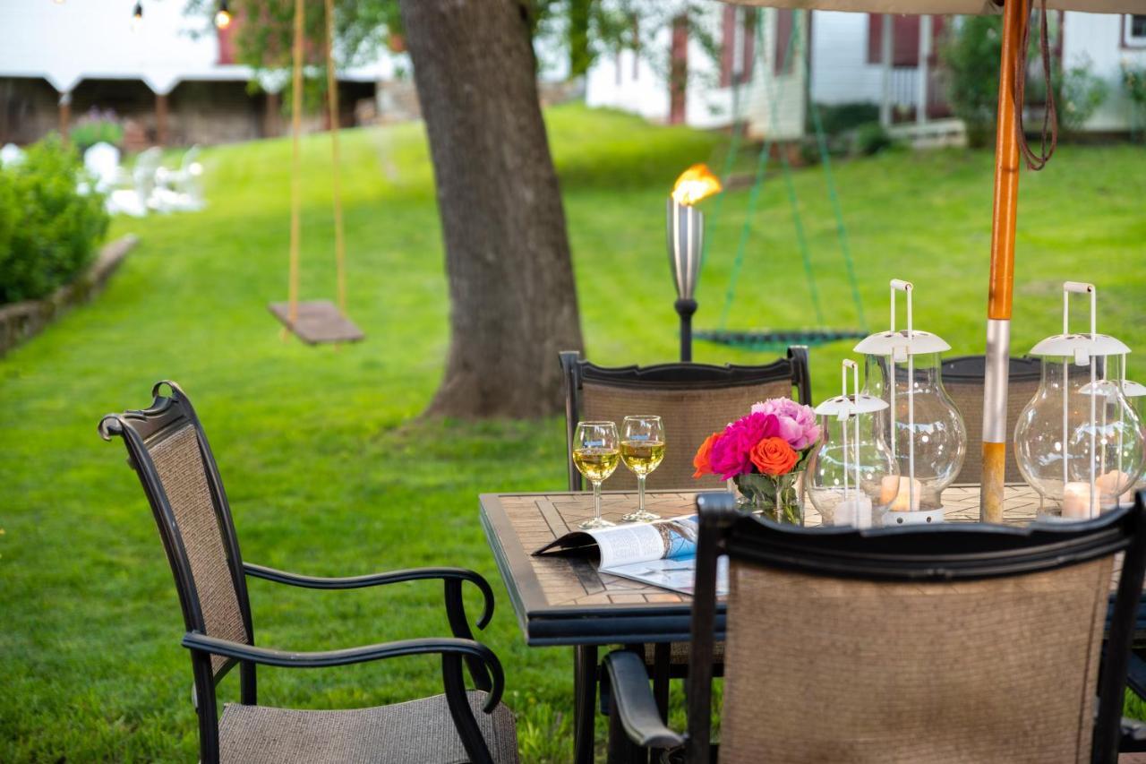 South Court Inn Лурей Екстериор снимка