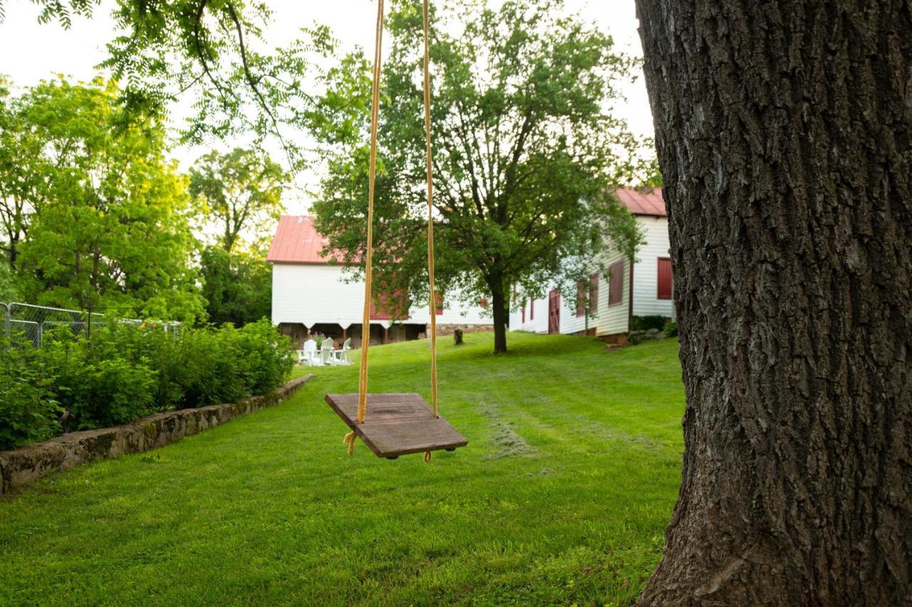 South Court Inn Лурей Екстериор снимка
